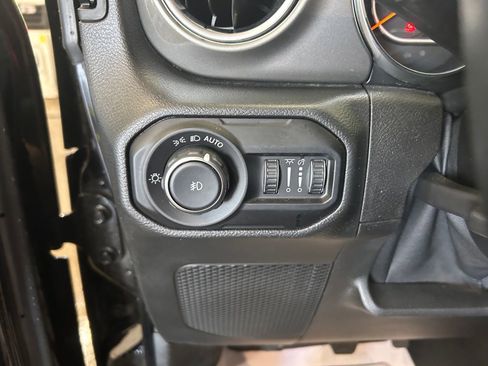 Used 2021 Jeep Wrangler Unlimited Sahara w/ Uconnect 4C Nav & Sound Group AWD/4WD image 14