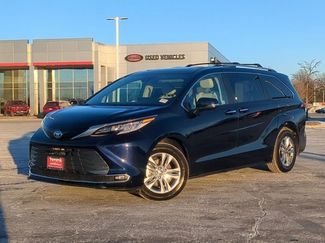 Used 2025 Toyota Sienna Limited video 2