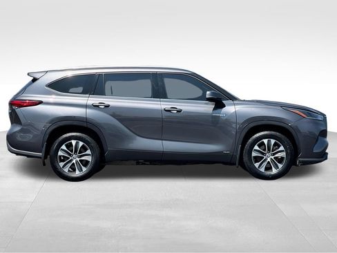 Used 2021 Toyota Highlander XLE AWD/4WD image 8
