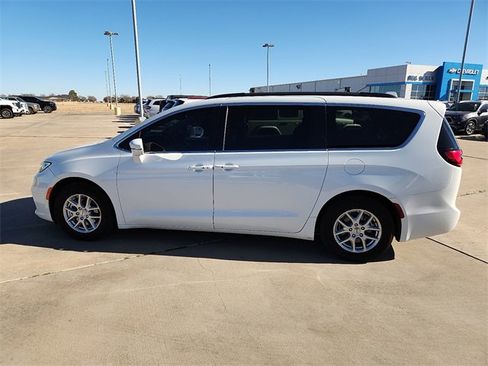 Used 2022 Chrysler Pacifica Touring-L image 2