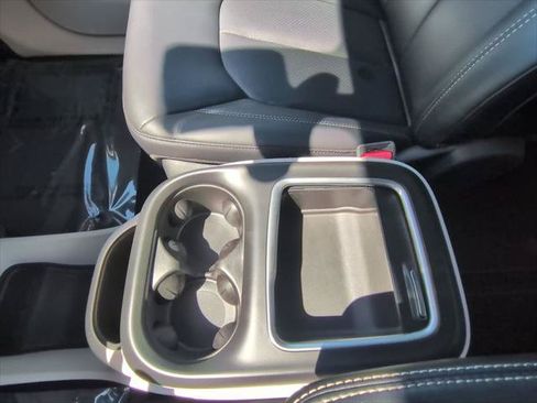 Certified 2024 Chrysler Pacifica Touring-L FWD image 12