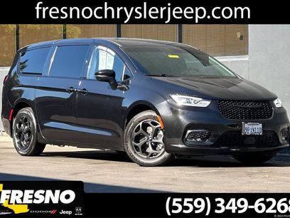 Used 2023 Chrysler Pacifica Touring-L w/ Uconnect Theater Family Group