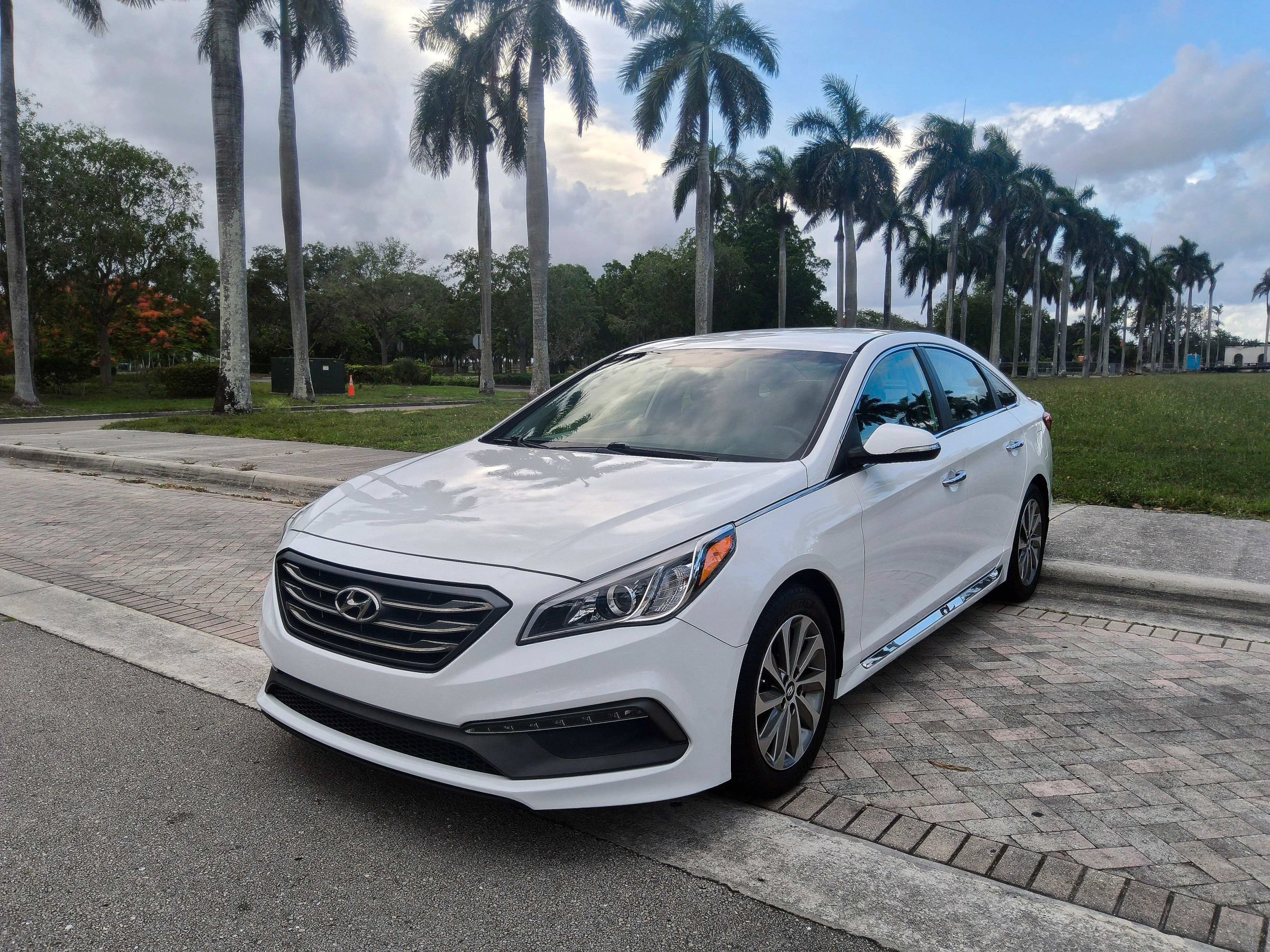 Used 2016 Hyundai Sonata Sport w/ Option Group 02 FWD image 2