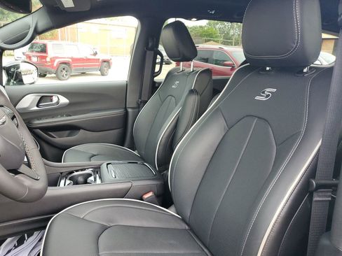 Used 2026 Chrysler Pacifica Limited w/ S Appearance Package FWD image 17