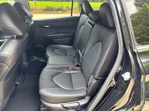Used 2022 Toyota Highlander XLE FWD image 34
