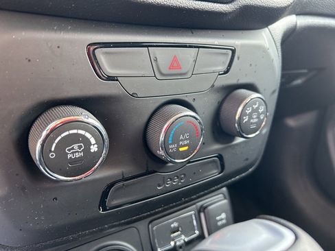 Used 2018 Jeep Renegade Sport w/ Power & Air Group image 19