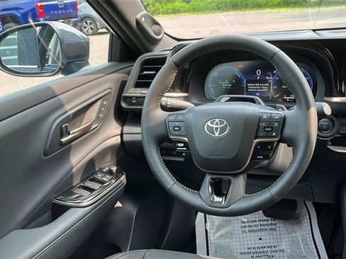 Used 2025 Toyota Crown Platinum image 21