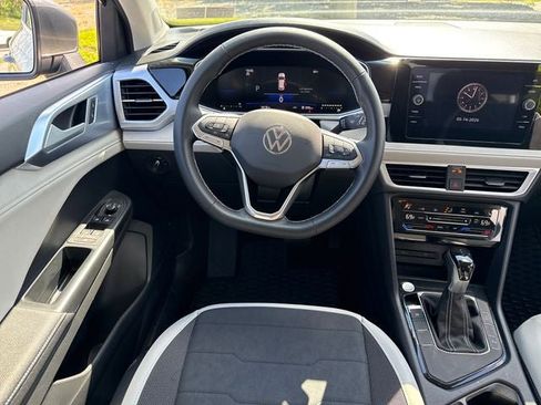 Used 2025 Volkswagen Taos SE FWD image 16