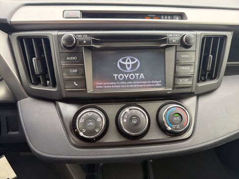 Used 2018 Toyota RAV4 LE FWD image 11