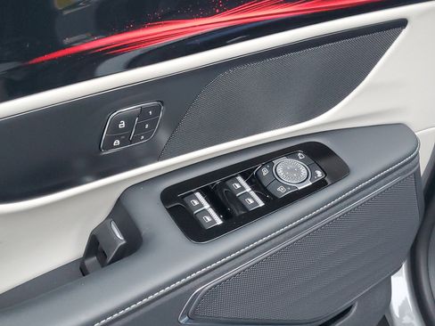 New 2025 Lincoln Nautilus Premier image 9