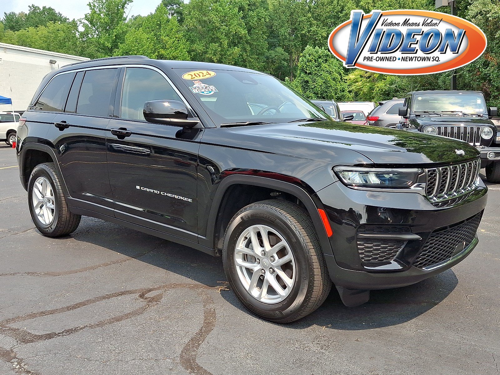 Certified 2024 Jeep Grand Cherokee Laredo X w/ Luxury Tech Group I AWD/4WD image 1