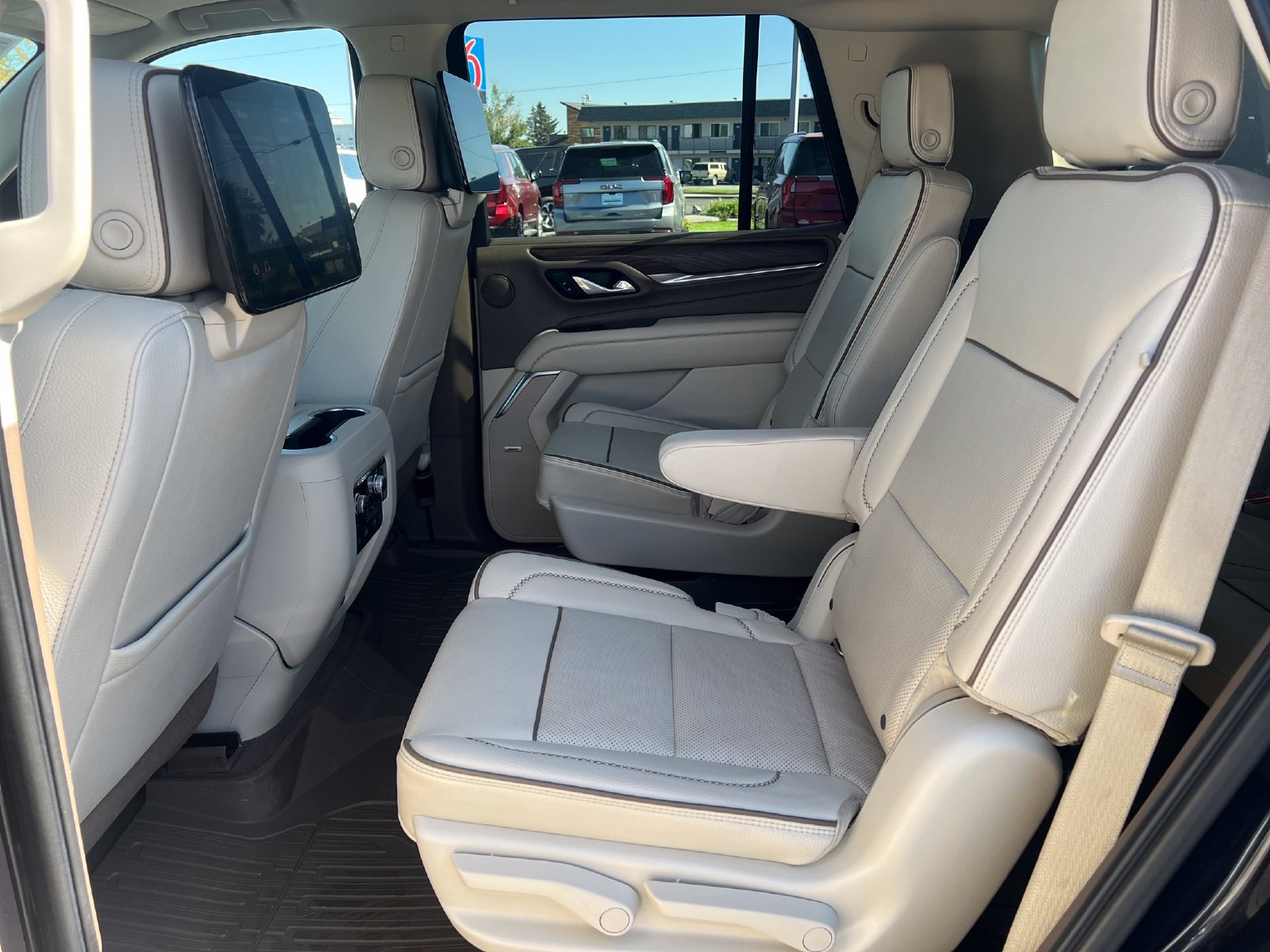 Used 2021 GMC Yukon Denali w/ LPO, Illumination Package AWD/4WD image 26