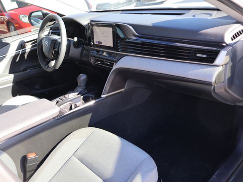 Used 2025 Toyota Camry LE w/ Convenience Package image 10