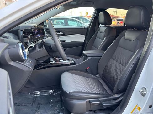 Used 2025 Chevrolet Trax LT image 25