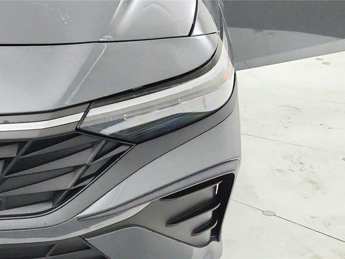 Used 2024 Hyundai Elantra SE image 18