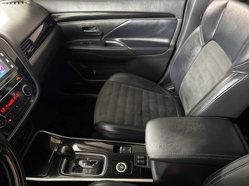 Used 2019 Mitsubishi Outlander AWD image 16