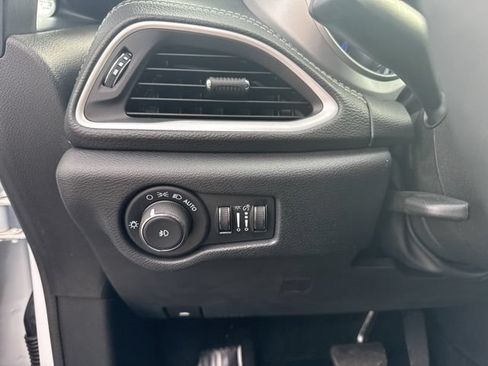 Used 2024 Chrysler Pacifica Touring FWD image 27