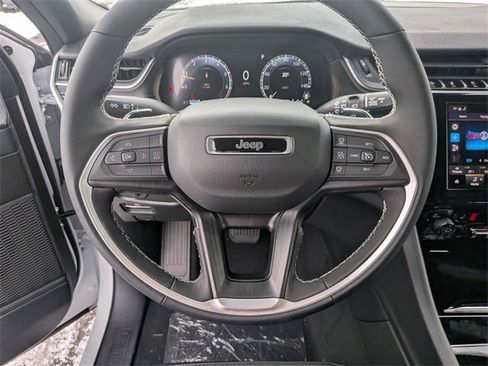 New 2025 Jeep Grand Cherokee Altitude image 19