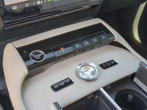 New 2026 Lincoln Navigator Premier AWD/4WD image 19