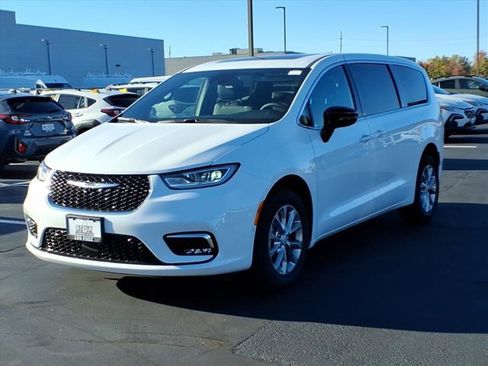 New 2026 Chrysler Pacifica Select image 2