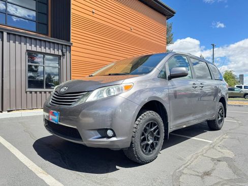 Used 2017 Toyota Sienna XLE AWD/4WD image 1