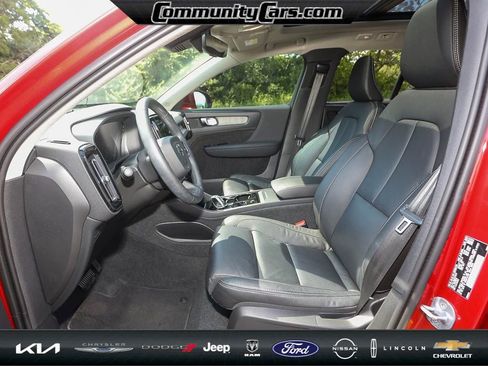 Used 2023 Volvo XC40 B5 Plus image 12