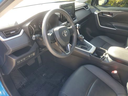 Used 2021 Toyota RAV4 XLE Premium image 17