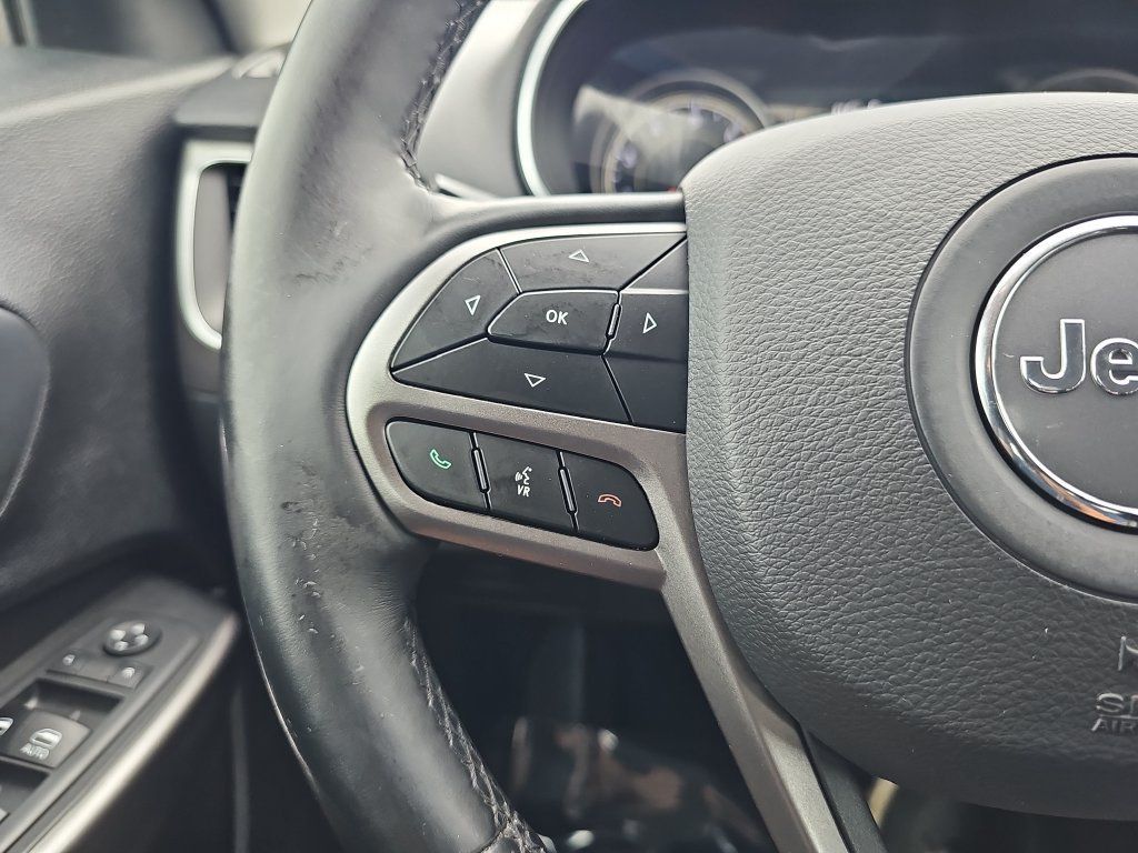 Used 2019 Jeep Cherokee Latitude Plus w/ Comfort/Convenience Group FWD image 17