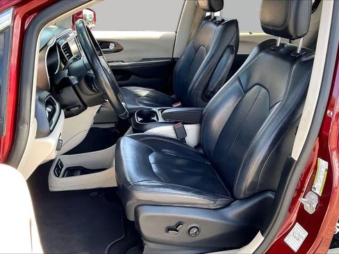Used 2018 Chrysler Pacifica Touring-L FWD image 8