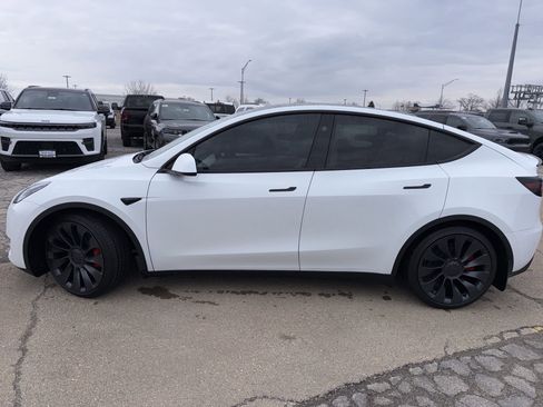 Used 2024 Tesla Model Y Performance image 9