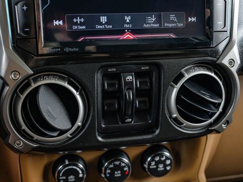 Used 2015 Jeep Wrangler Unlimited Sahara w/ Max Tow Package AWD/4WD image 27