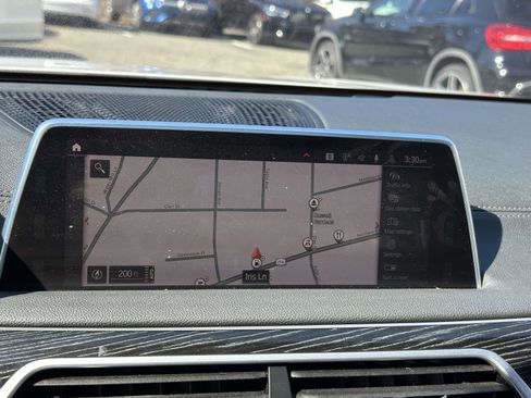 Used 2020 BMW 750i xDrive w/ M Sport Package image 32