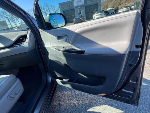 Used 2019 Toyota Sienna XLE image 29