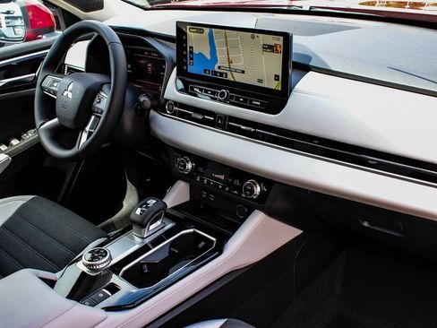 New 2025 Mitsubishi Outlander SE image 43