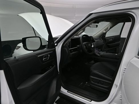 Certified 2025 INFINITI QX80 Pure image 9