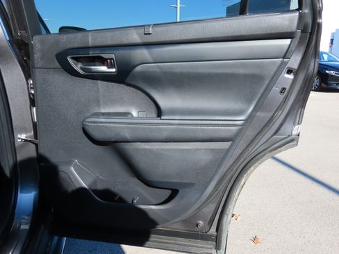 Used 2023 Toyota Highlander XLE image 12