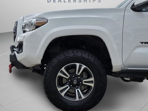 Used 2017 Toyota Tacoma TRD Sport AWD/4WD image 36