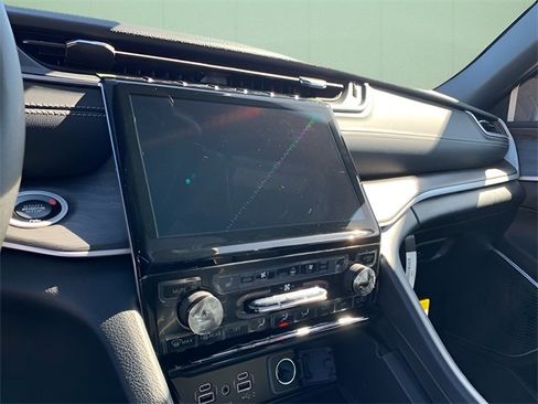 New 2025 Jeep Grand Cherokee Limited w/ Luxury Tech Group II image 24