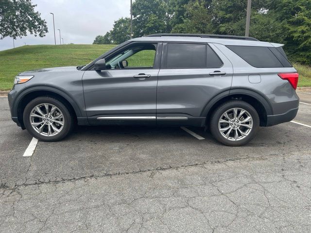 Used 2022 Ford Explorer XLT w/ Equipment Group 202A AWD/4WD image 2