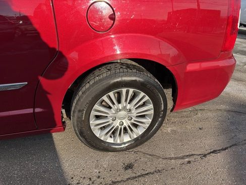 Used 2016 Chrysler Town & Country Touring-L image 14