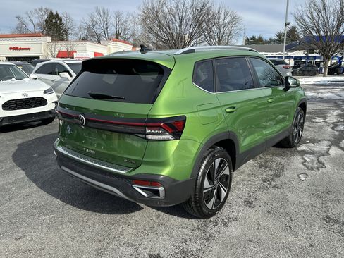 Certified 2025 Volkswagen Taos SE w/ Panoramic Sunroof Package image 5