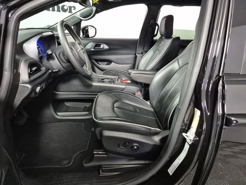 Used 2025 Chrysler Pacifica Limited image 9