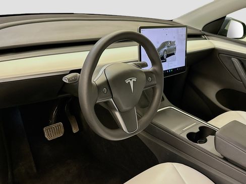 Used 2022 Tesla Model Y Long Range image 18