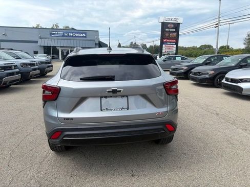 Used 2025 Chevrolet Trax RS w/ Sunroof Package FWD image 5