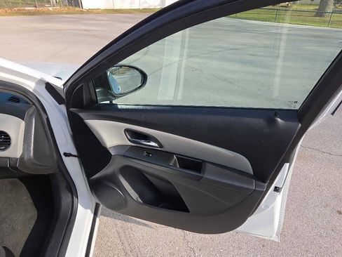 Used 2013 Chevrolet Cruze LS image 23