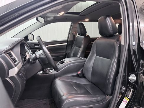 Used 2019 Toyota Highlander XLE FWD image 13