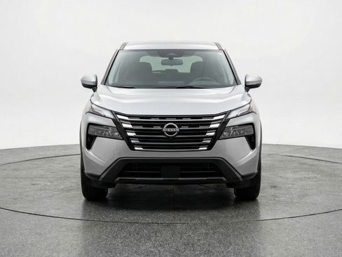 Used 2025 Nissan Rogue SV image 2