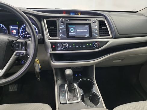 Used 2019 Toyota Highlander LE AWD/4WD image 20