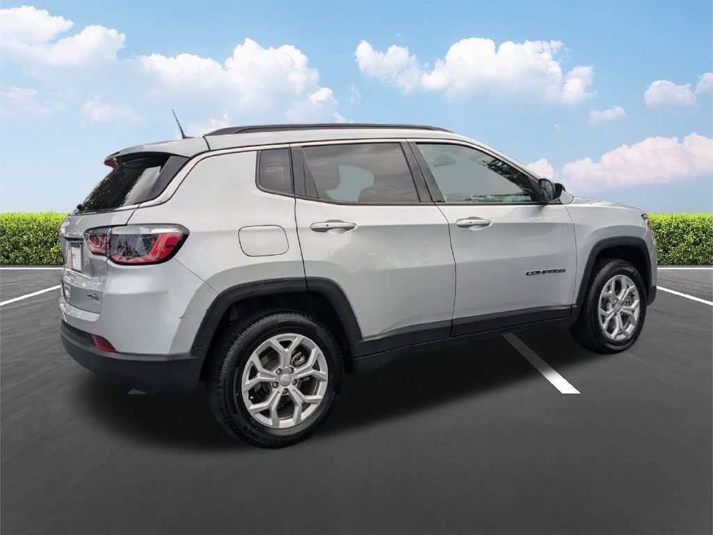 Used 2024 Jeep Compass Latitude AWD/4WD image 5