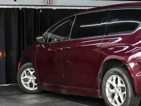 Used 2018 Chrysler Pacifica Touring Plus w/ Tire & Wheel Group FWD image 12